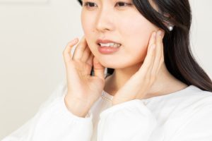 顎に痛みがある女性の写真