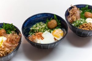 しそ、納豆、おくら、卵、梅干を乗せた丼ぶりの写真